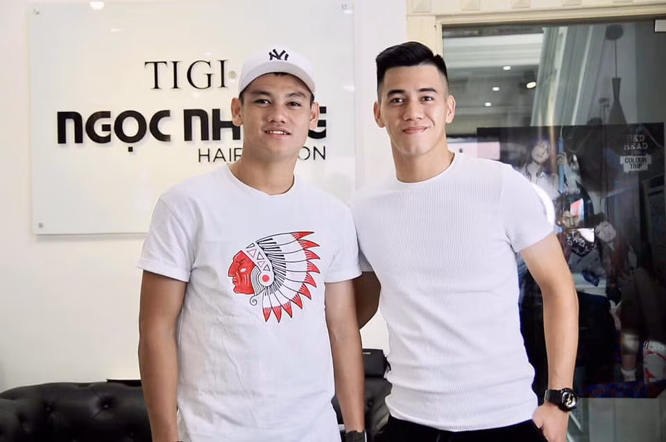 Cầu thủ thích diện quần short và áo phông vừa gọn gàng, vừa tạo sự thoải mái khi di chuyển.