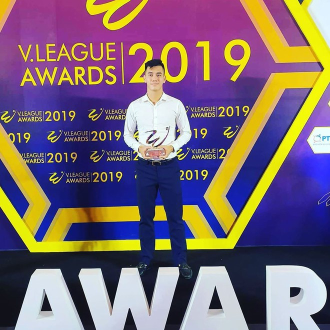 Khi tham dự sự kiện, Tiến Linh gây ấn tượng với vẻ ngoài khác lạ so với lúc trên sân cỏ. Anh diện sơ mi trắng cực kỳ bảnh bao.