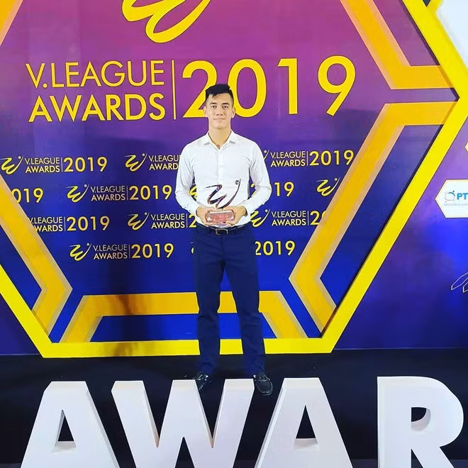 Khi tham dự sự kiện, Tiến Linh gây ấn tượng với vẻ ngoài khác lạ so với lúc trên sân cỏ. Anh diện sơ mi trắng cực kỳ bảnh bao.