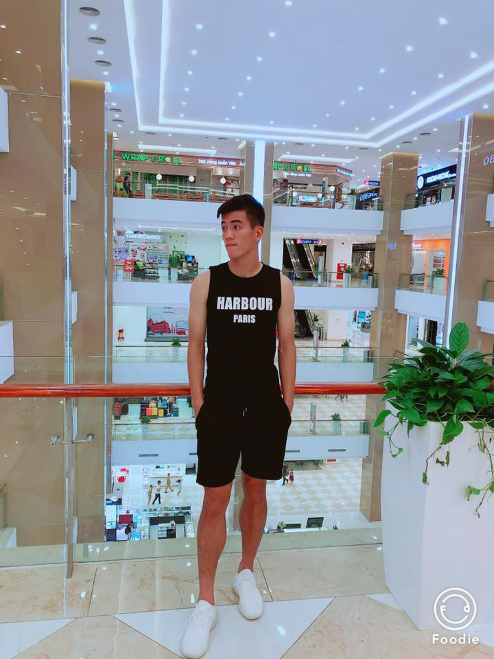 Diện những bộ đồ thể thao khỏe khoắn giúp chân sút Hải Dương khoe được thân hình săn chắc. Ảnh: FB, Instagram. Video "Minh Hằng chia sẻ về phong cách thời trang". Nguồn: VTC.