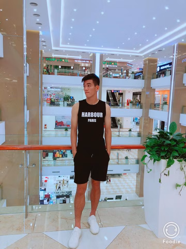 Diện những bộ đồ thể thao khỏe khoắn giúp chân sút Hải Dương khoe được thân hình săn chắc. Ảnh: FB, Instagram. Video "Minh Hằng chia sẻ về phong cách thời trang". Nguồn: VTC.