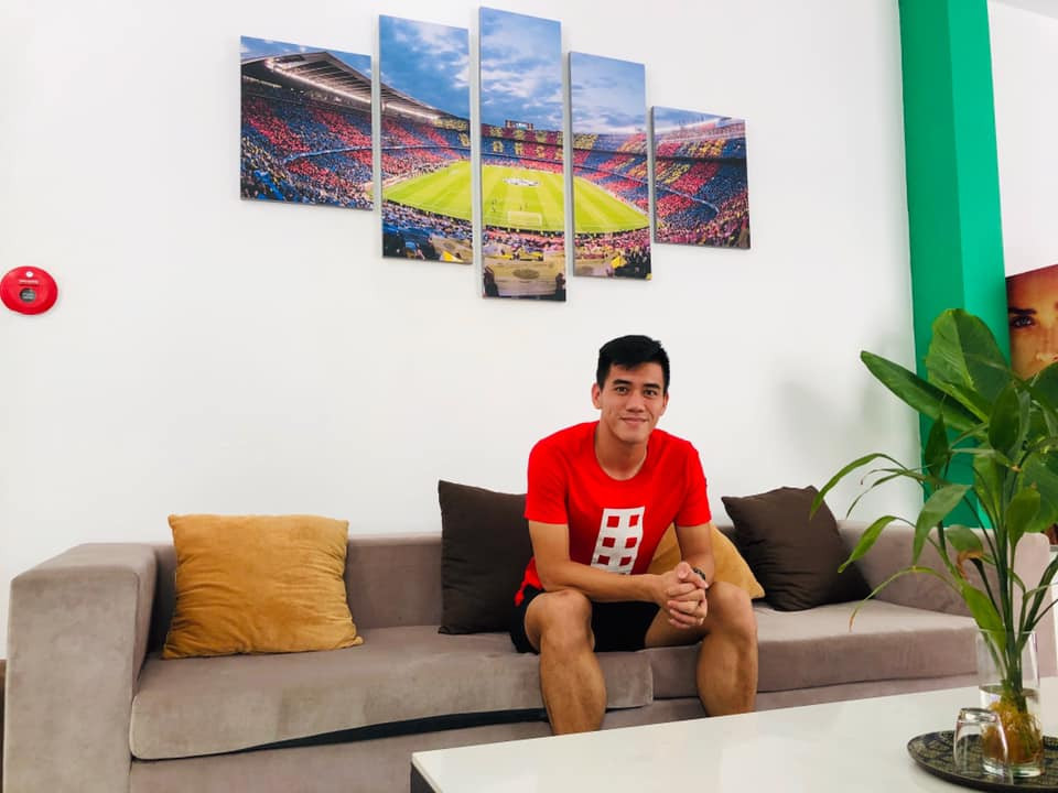 Một trong những lần hiếm hoi Tiến Linh diện áo màu đỏ nổi bật.