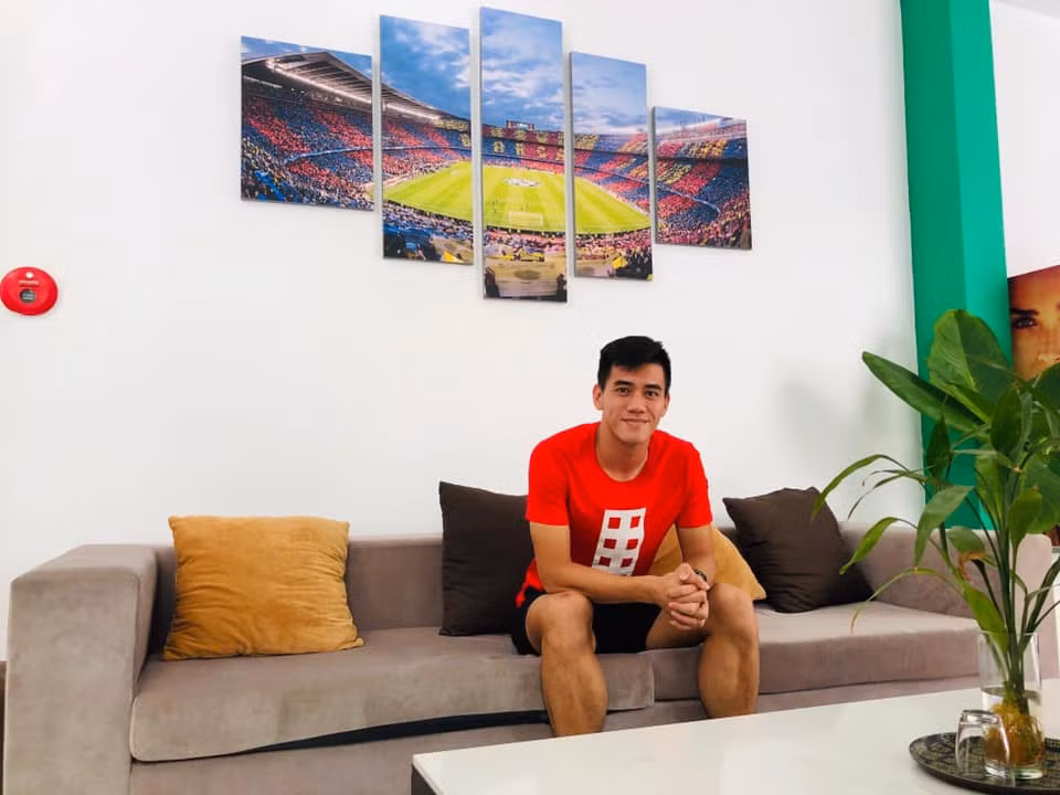 Một trong những lần hiếm hoi Tiến Linh diện áo màu đỏ nổi bật.