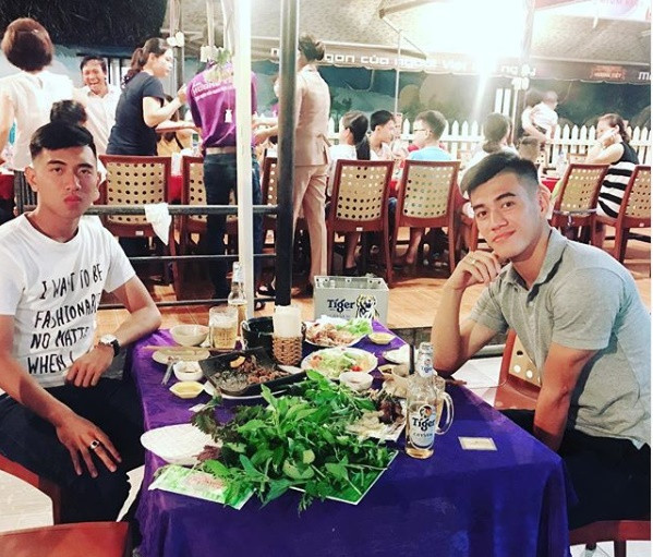 Áo phông của Tiến Linh thường có những màu đơn giản như ghi xám, trắng, đen.