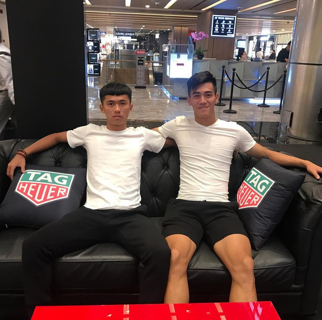 Lúc đi chơi cùng bạn bè, chàng tiền đạo có xu hướng diện những kiểu trang phục thoải mái.