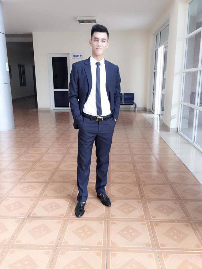 Chân sút Hải Dương diện áo sơ mi trắng điển trai cùng vest quần âu lịch lãm.