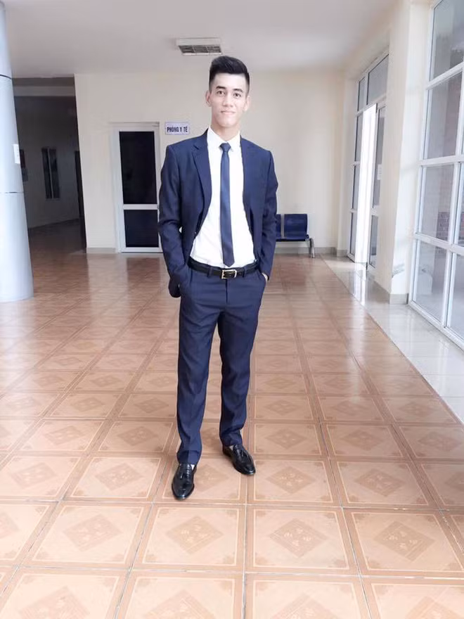 Chân sút Hải Dương diện áo sơ mi trắng điển trai cùng vest quần âu lịch lãm.