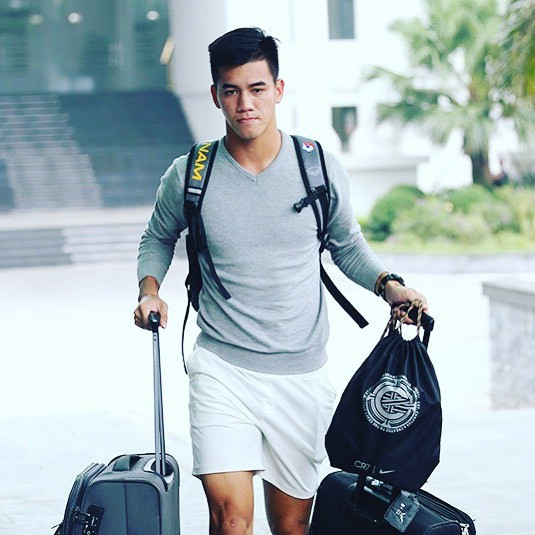 Gu thời trang đơn giản nhưng vẫn đầy nam tính giúp Tiến Linh ghi điểm trong mắt người hâm mộ, đặc biệt là các fan nữ.