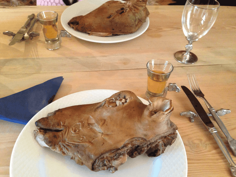 Lưỡi và cơ mắt được coi là phần ngon nhất của smalahove và được ưu tiên cho những thành viên đặc biệt trong gia đình. Phần còn lại của chiếc đầu cừu sẽ được ăn từ trước ra sau, xung quang phần xương hộp sọ.