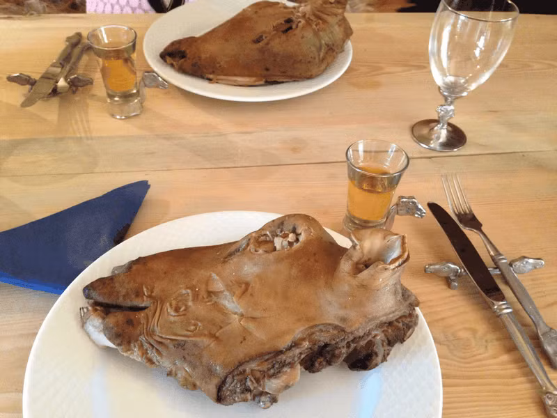 Lưỡi và cơ mắt được coi là phần ngon nhất của smalahove và được ưu tiên cho những thành viên đặc biệt trong gia đình. Phần còn lại của chiếc đầu cừu sẽ được ăn từ trước ra sau, xung quang phần xương hộp sọ.