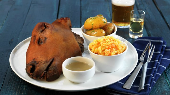 Phần não bên trong hộp sọ được hầm chín, sau đó ăn bằng thìa hoặc chiên nóng, dùng thưởng thức riêng.