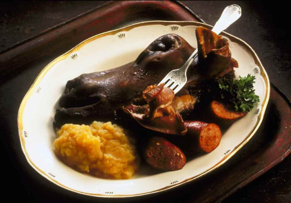 Từ năm 1998, việc chế biến Smalahove từ đầu cừu trưởng thành đã bị cấm bởi chính phủ lo ngại khả năng lây truyền của một chứng bệnh nguy hiểm có ở cừu và dê, dù chưa có tài liệu chứng minh chứng bệnh này có thể lây truyền cho người.