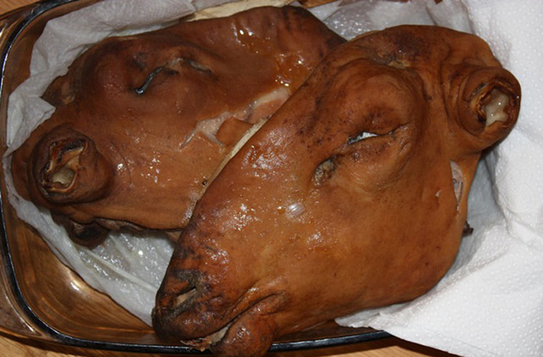 Thông thường, người ta chọn tai và mắt để ăn đầu tiên. Tốt nhất, bạn nên ăn chúng khi còn nóng. Nếu để nguội, lớp mỡ mỏng khu vực này sẽ không còn hương vị bùi bùi béo ngậy.