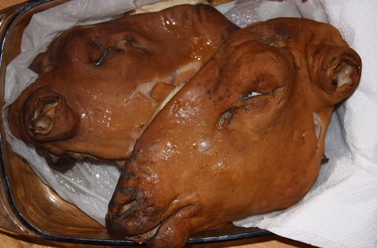 Thông thường, người ta chọn tai và mắt để ăn đầu tiên. Tốt nhất, bạn nên ăn chúng khi còn nóng. Nếu để nguội, lớp mỡ mỏng khu vực này sẽ không còn hương vị bùi bùi béo ngậy.