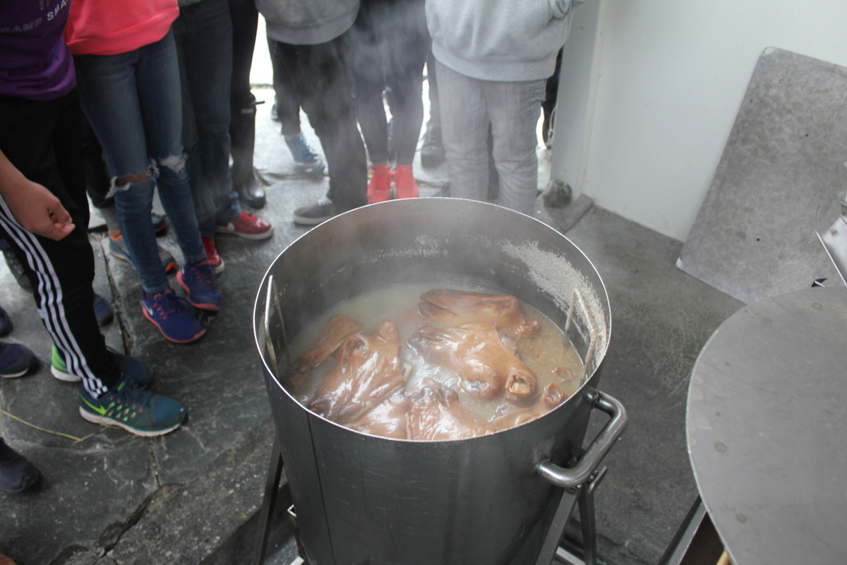 Smalahove có hương vị hoàn hảo khi nhâm nhi với bia, bắp cải hầm và khoai tây. Việc thưởng thức Smalahove cũng có thứ tự.