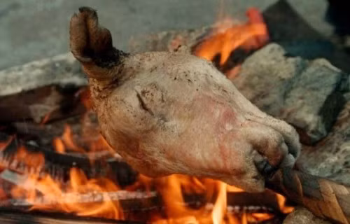 Smalahove trong tiếng Na Uy là cách gọi biến tấu của cụm từ Hove Smale trong đó "hove" nghĩa là đầu, "smale" nghĩa là cừu. Vì vậy Smalahove có ý nghĩa là món ăn đầu cừu.