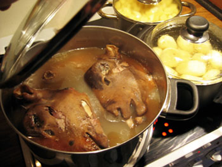 Một cách chế biến phổ biến khác là hầm kỹ đầu cừu trong khoảng 3 giờ.