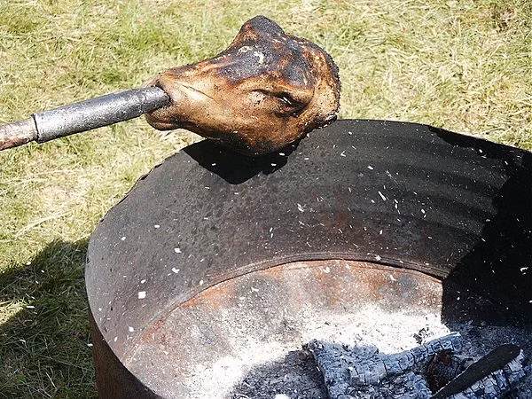 Khi sơ chế, phần da và lông ở đầu cừu đều được làm sạch, phần não được lấy riêng. Chiếc đầu cừu có thể được ướp muối, đôi khi được hun khói và sấy khô.