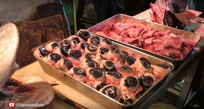 Ở Nhật Bản, mắt cá ngừ là món ăn rất phổ biến. Nó được bày bán khá phổ biến, thậm chí còn được bán đại trà trong các siêu thị lớn nhỏ. Ảnh: Internet. Video "Chế biến món ngon từ nấm đông cô". Nguồn: VTC.