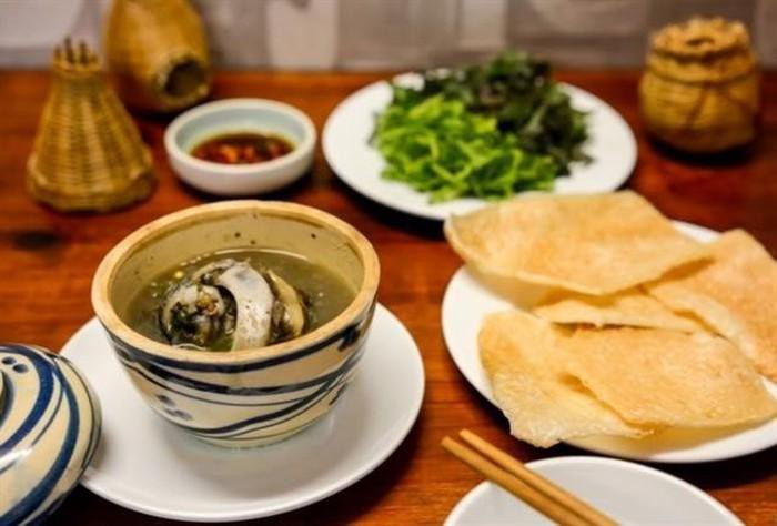 Món mắt cá ngừ giàu DHA và Omega 3 - hai dưỡng chất cực kỳ tốt cho não bộ. Do đó, tuy nhìn ghê rợn nhưng nhiều người vẫn lấy can đảm ăn thử món ngon bổ dưỡng này.