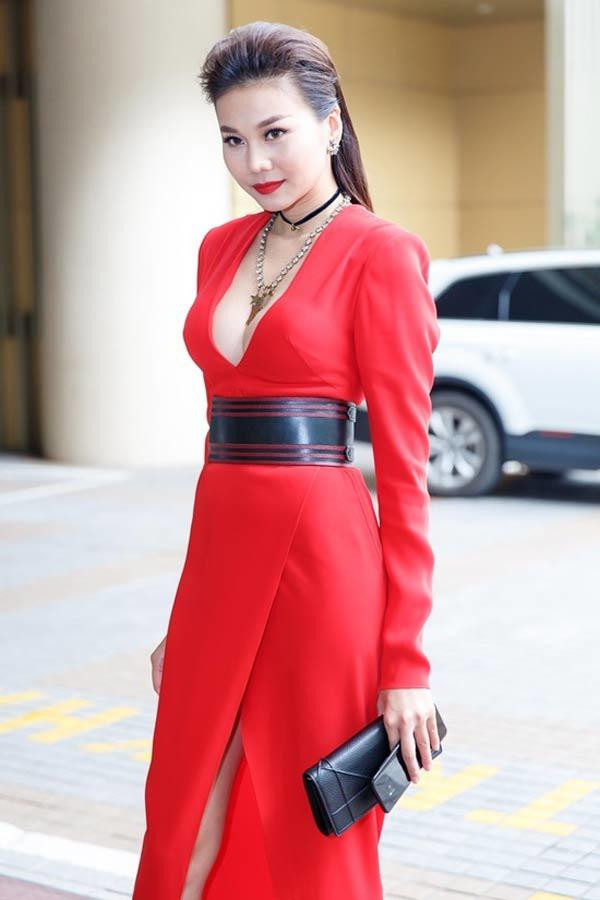 Xuất hiện tại một sự kiện, Thanh Hằng diện chiếc đầm đỏ hở trên hở dưới vô cùng sexy.