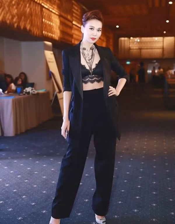 Khoe vòng một triệt để với một chiếc áo lửng dạng áo ngực, khác hẳn một Thanh Hằng "nam tính" thường thấy.