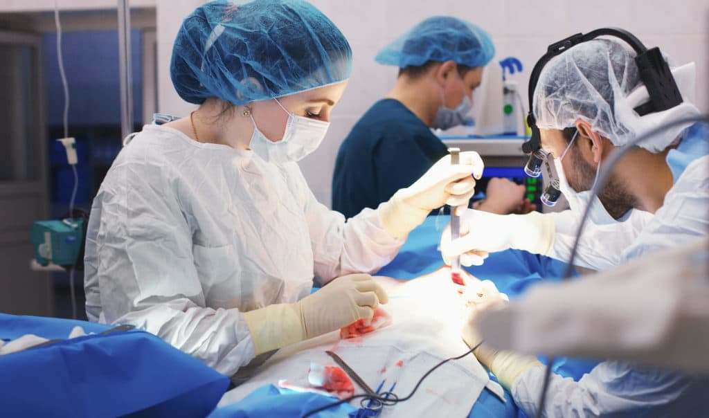 Phẫu thuật thẩm mỹ đem lại cho phụ nữ sự thay đổi về ngoại hình và cả cuộc sống của họ. Tuy nhiên, không thể phủ nhận rằng phương pháp này thực sự là con dao hai lưỡi khi nó có thể đem lại những biến chứng và hậu quả khôn lường sau phẫu thuật.