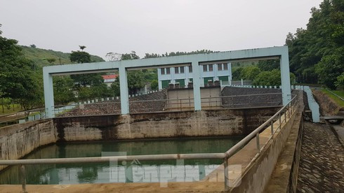 Người dân tại đây cho biết, từ ngày 9/10, Cty CP Đầu tư nước sạch sông Đà (Viwasupco) đã thuê khoảng 50 người dân để vớt dầu loang trên bề mặt nước. “Dầu này rất lạ, có mùi khét và không thể giặt sạch. Mỗi lần vớt xong là chúng tôi phải đốt sạch quần áo”, một người dân nói. Ảnh: Tiền Phong.