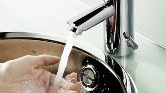 Tại các quận Hà Đông, Hoàng Mai, Nam Từ Liêm, Thanh Xuân... đã bốn ngày kể từ khi người phản ánh nước sạch sông Đà có mùi hóa chất nồng nặc, khét như mùi nhựa cháy.