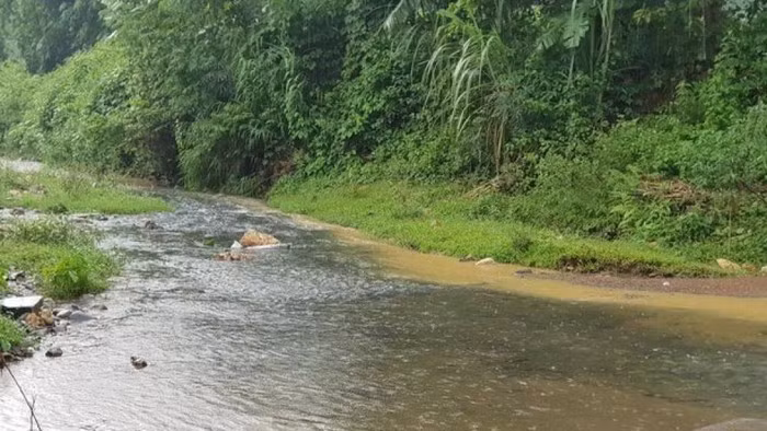 Theo thông tin người dân xã Phú Minh, huyện Kỳ Sơn, tỉnh Hòa Bình phản ánh: Từ tối 8/10, cùng thời điểm người dân Thủ đô xôn xao thông tin nước máy Hà Nội bốc mùi lạ, khu vực suối đầu nguồn gần nhà máy nước sạch Sông Đà xuất hiện dầu nhớt đã qua sử dụng, có mùi khét rất khó chịu. Ảnh: Báo Giao Thông.