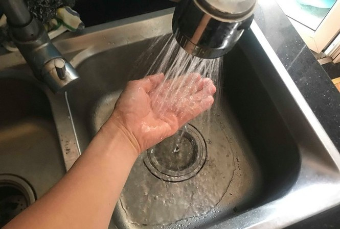 Bên cạnh đó, nếu trong nước tồn dư thuốc trừ sâu, thuốc bảo vệ thực vật, chất diệt côn trùng… hay kim loại nặng (Asen, Amoni, chì, thủy ngân…) cũng là nguyên nhân sâu xa gây nên nhiều căn bệnh nguy hiểm như khối u, ung thư, sảy thai, dị tật bẩm sinh…