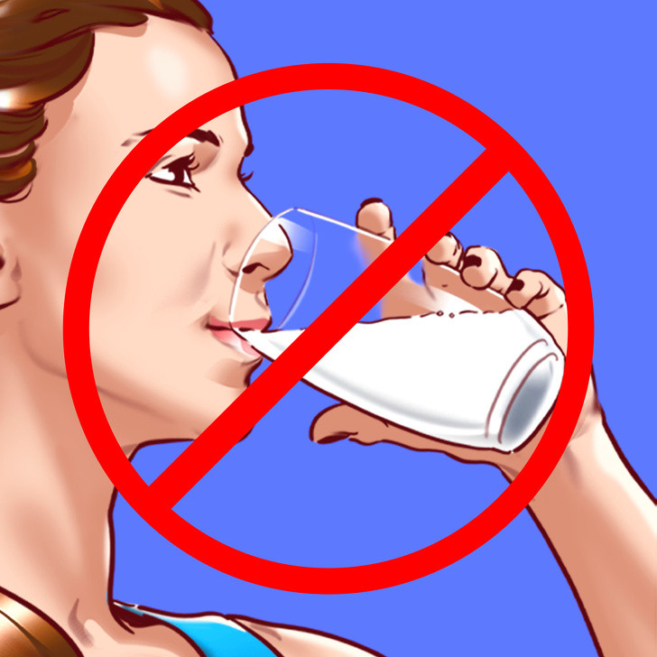 Bên cạnh những món ăn tốt trong chu kỳ kinh, có những thực phẩm cần tránh tuyệt đối trong ngày “đèn đỏ” như sữa. Bạn nên tránh các sản phẩm sữa nếu bạn bị chuột rút liên tục và đau bụng. Sữa có chứa đường sữa, loại đường khiến một số người gặp khó khăn trong việc tiêu hóa. Ngoài ra, đường sữa có thể gây đầy hơi, đau dạ dày và buồn nôn – triệu chứng khó chịu thường gặp trong “ngày ấy”.