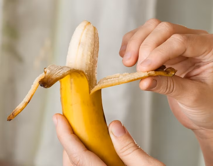 Chuối có thể là lựa chọn tốt nhất để ăn vặt trong suốt chu kỳ kinh nguyệt. Loại trái cây này chứa đầy kali, magiê và chất xơ, giúp bạn kiểm soát nhu động ruột không đều, tiêu chảy và thèm ăn vặt.