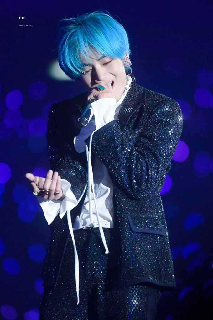 V (BTS) từng trở thành đề tài bàn tán sôi nổi trong cộng đồng người hâm mộ Kpop khi xuất hiện với mái tóc xanh ấn tượng.