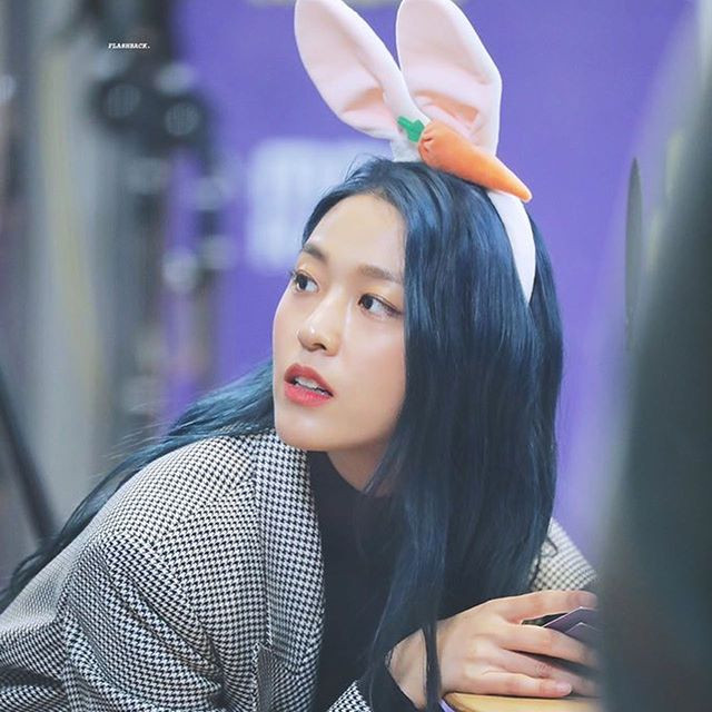 Seolhyun thậm chí còn chia sẻ hình ảnh chi tiết quá trình tẩy tóc của mình lên Instagram.