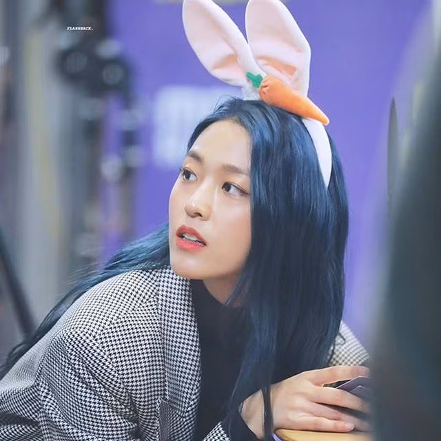 Seolhyun thậm chí còn chia sẻ hình ảnh chi tiết quá trình tẩy tóc của mình lên Instagram.