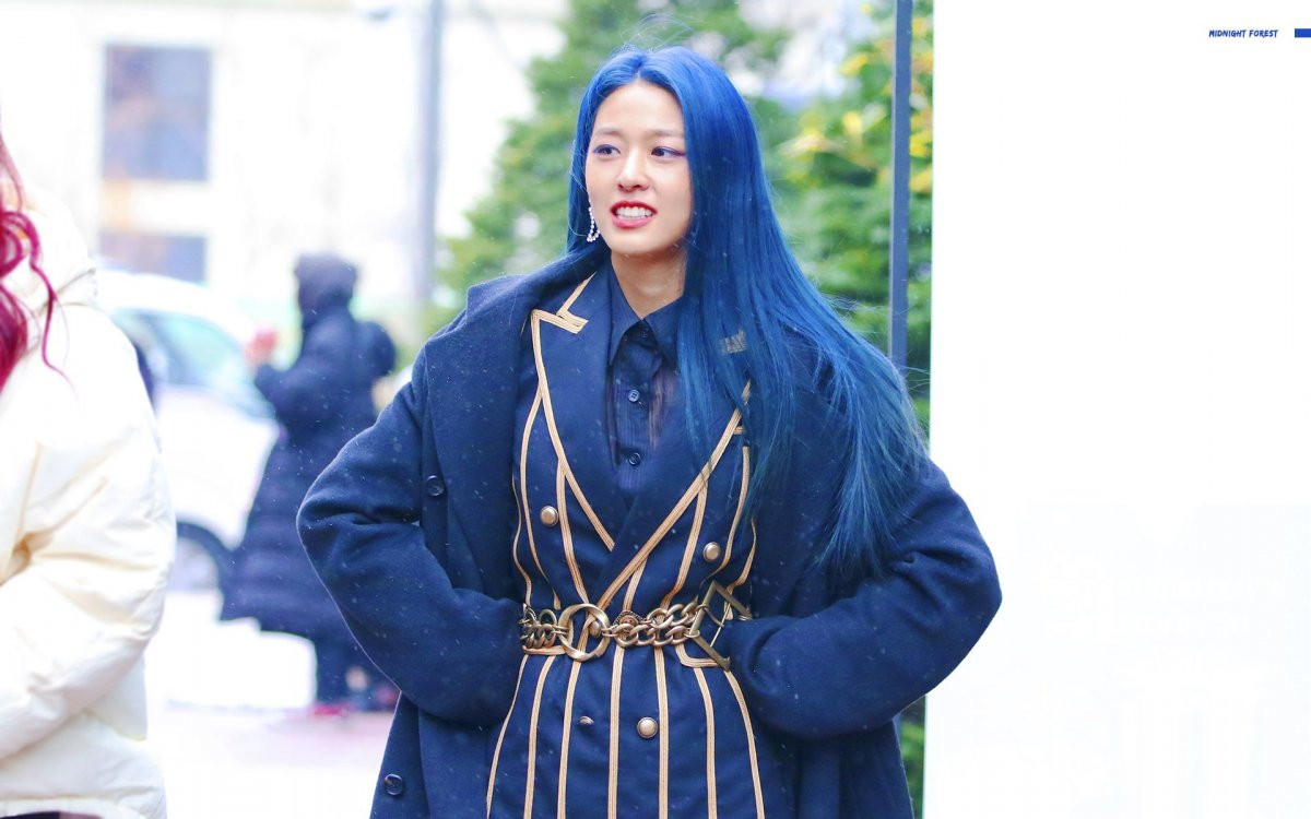 Gần đây, Seolhyun (AOA) cũng thay đổi hình ảnh khi tẩy tóc để nhuộm màu xanh dương đang là xu hướng. Điều này làm người hâm mộ rất thích thú bởi nữ thần tượng đã trung thành với tóc đen và nâu trong thời gian dài.
