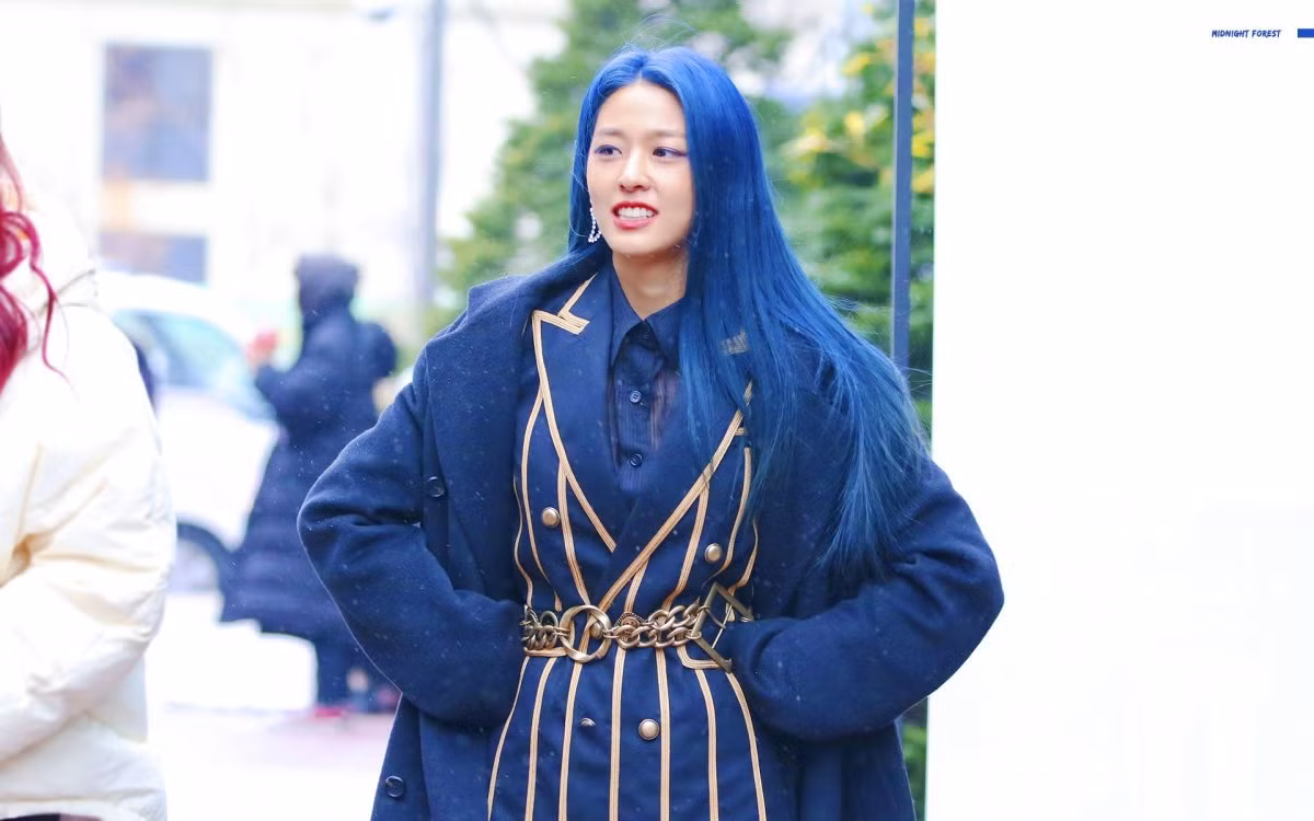 Gần đây, Seolhyun (AOA) cũng thay đổi hình ảnh khi tẩy tóc để nhuộm màu xanh dương đang là xu hướng. Điều này làm người hâm mộ rất thích thú bởi nữ thần tượng đã trung thành với tóc đen và nâu trong thời gian dài.