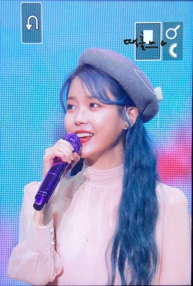 Ưu điểm của màu tóc xanh dương đậm là khá bền màu, có thể giữ được tới 2-3 tháng. Theo các salon, thay vì màu vàng như bình thường, tóc nhuộm xanh dương đậm khi phai sẽ ra được màu xanh ngọc khá đẹp. 