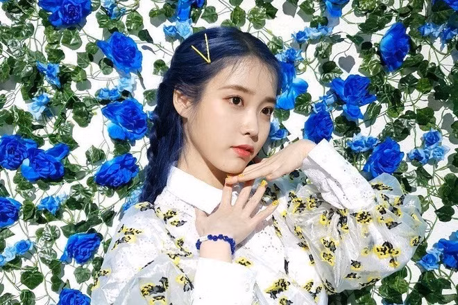 IU chính là một trong những thần tượng Hàn nhuộm tóc màu xanh dương cực ấn tượng.