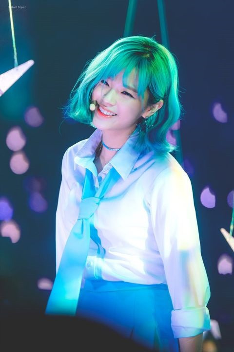 Jungyeon (TWICE) chọn sắc xanh ngọc pha chút khói. Dưới ánh đèn sân khấu, màu tóc này giúp cô nàng thêm phần quyến rũ. Ảnh: Internet. Video "Bí quyết làm đẹp của sao Việt". Nguồn: VTC.