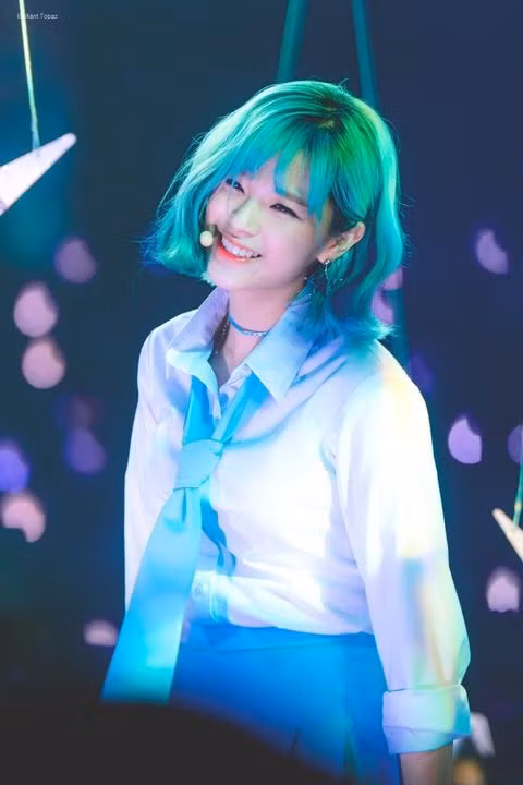 Jungyeon (TWICE) chọn sắc xanh ngọc pha chút khói. Dưới ánh đèn sân khấu, màu tóc này giúp cô nàng thêm phần quyến rũ. Ảnh: Internet. Video "Bí quyết làm đẹp của sao Việt". Nguồn: VTC.