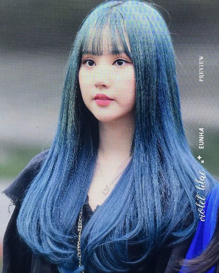Eunha được nhận xét đẹp như nữ thần bước ra từ phim hoạt hình khi nhuộm tóc màu xanh nước biển đậm và làm xoăn sóng lọn to. Kiểu tóc này được khá nhiều hội chị em yêu thích nhưng thực tế lại không hề dễ chăm sóc.