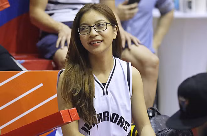 Can canh chang cau thu bong ro dinh nghi van hen ho voi Nhat Le