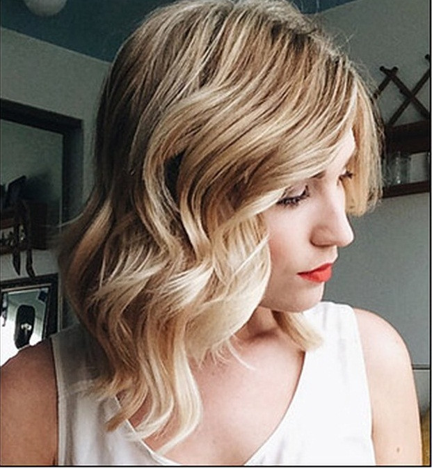 Đối với những mái tóc chỉ dài tới ngang vai, vẫn uốn như trên rồi lấy lược chải ra để làm mềm lọn tóc, sau đó xịt keo để lọn tóc được bền hơn.