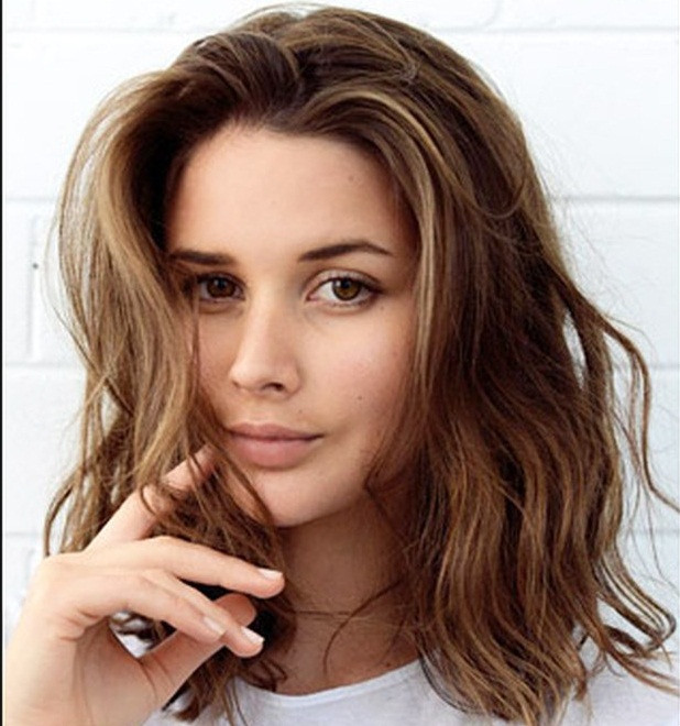 Đối với mái tóc ngắn hơn có thể uốn xoăn sóng nước nhẹ để tóc hơi lòa xòa trước mặt.