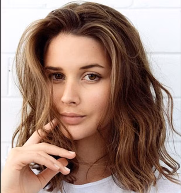 Đối với mái tóc ngắn hơn có thể uốn xoăn sóng nước nhẹ để tóc hơi lòa xòa trước mặt.