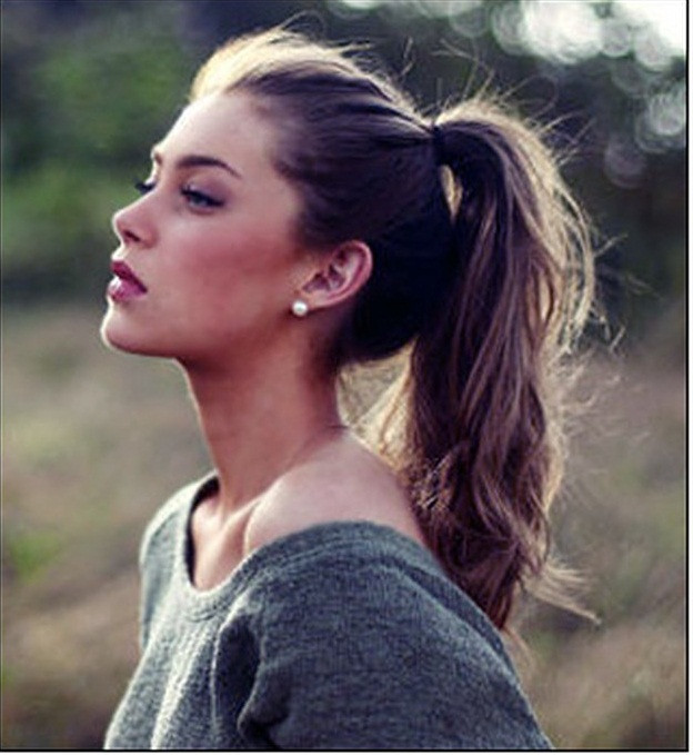 Nếu muốn có một kiểu tóc có thể hấp dẫn đàn ông, cần để tóc hơi rối một chút giống như vừa ngủ dậy. Kiểu tóc này cũng không cần gội đầu mà chỉ cần dùng dầu gội khô xịt tóc rồi buộc cao lên.