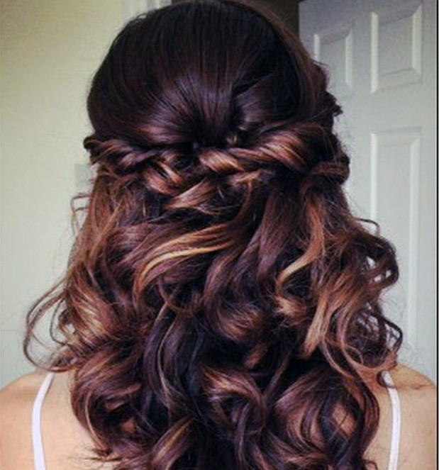 Nếu cần một kiểu tóc quyến rũ cho buổi hẹn hò tại những nơi sang trọng, hãy uốn tóc thành lọn to vừa rồi buộc một nửa lên, một nửa còn lại thả tự nhiên.