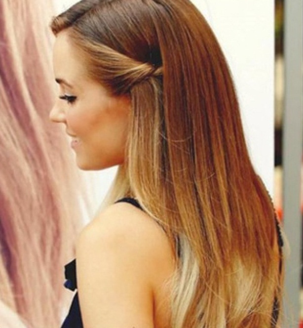 Nếu cần một kiểu tóc không cầu kỳ cho phù hợp với trang điểm tự nhiên, chỉ cần lấy hai lọn tóc hai bên tai buộc ra đằng sau, dùng kẹp tăm kẹp lại rồi dấu dưới một lớp tóc.